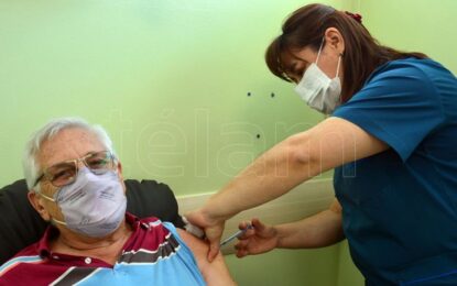Aconsejan reforzar a los 4 meses la vacunación al personal de salud y a los mayores de 60