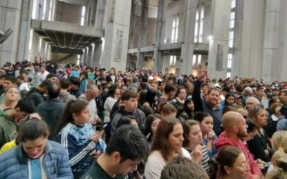 Una multitud colmó la Virgen de San Nicolás ante el rumor de la llegada de Lionel Messi