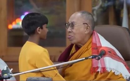 El Dalai Lama pidió disculpas por un video en el que besa a un niño y le pide que le «chupe la lengua»